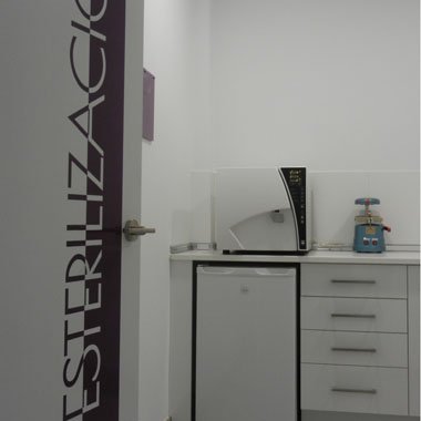 Sala esterilización Clínica Dental Estopiñán